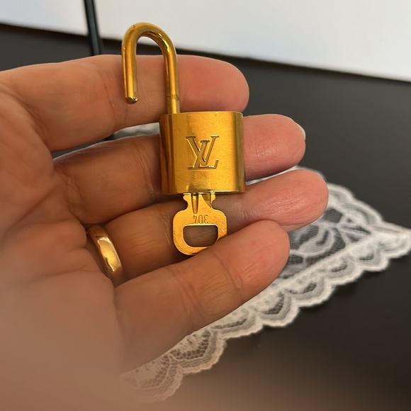 Louis Vuitton Lock and Key # 304 - Picture 5 of 6